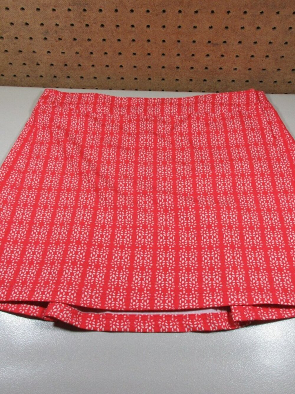 RipSkirt womens red an white geometric wrap Hawaiian Cover swim skirt M EUC